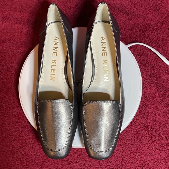 NIB $90R Anne Klein Daneen Leather Loafer 8.5 Pewter 1-1/2” Heel Rubber Sole - Picture 10 of 10